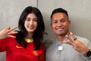 赵丽娜合影新加坡门将桑尼：为国足接好运