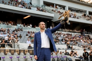 yl23455永利官网-新股东基耶利尼亮相洛杉矶FC主场，化身荣誉“驯鹰师”