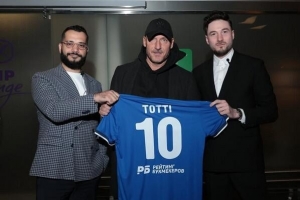 yl23455永利官网-意媒：托蒂无视批评！坚持按计划抵达俄罗斯参与足球活动