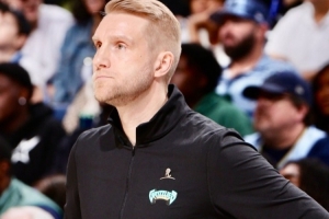 yl23455永利官网-Shams：灰熊任命助理教练托马斯-伊萨洛为球队的临时主教练