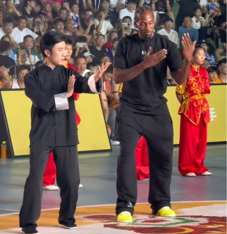 yl23455永利官网-咏春卡！伦纳德现场学习咏春拳，一招一式和抱拳礼都有模有样