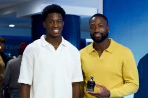 yl23455永利官网-表情略显拘谨！76人探花埃奇库姆与韦德参加活动并合影